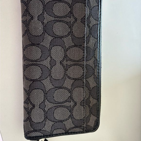 Classic C black wallet zipper closure - Picture 2 of 3
